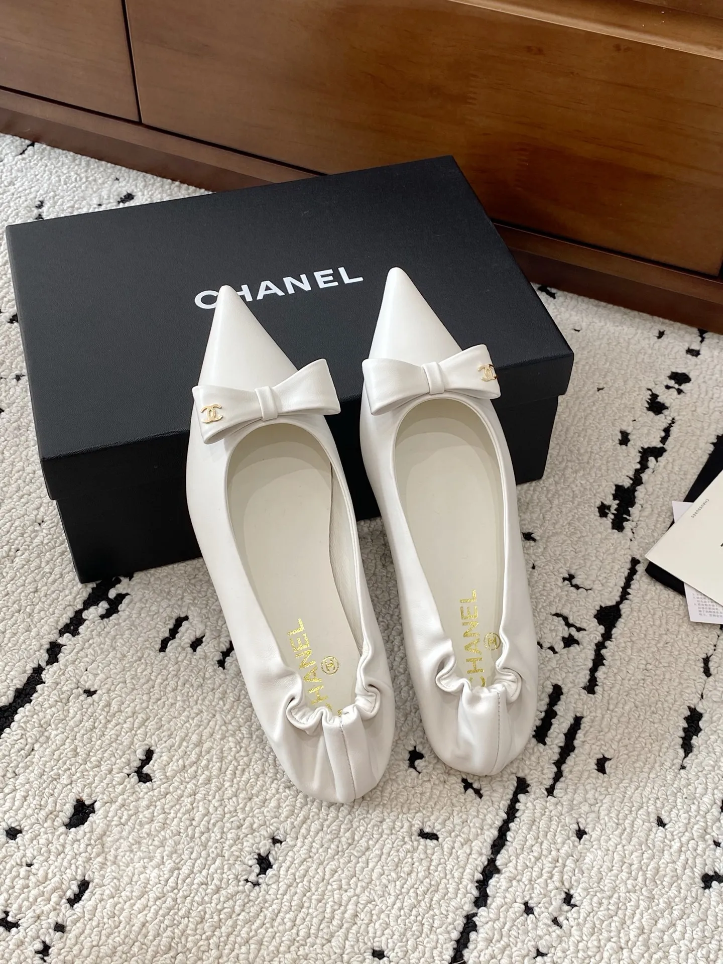 👟👟Ex-factory price 600👟👟 🍀CHANEL25A spring and summer latest bow fashion shoes. Many Internet celebrity fashion bloggers have planted grass. They are high-end and comfortable, matching the skirts of goddesses. Irregular small pointed toes, full of fashion and femininity. The exclusive flat heels of the evening series have completely impressed me throughout the season's lookbook. They are simple and yet detailed, easy to wear and not tiring on the feet. Upper: imported cowhide, lining: mixed sheepskin, sole: Italian genuine leather outsole Size: 35-41 (custom-made 40-41 non-returnable) 👉